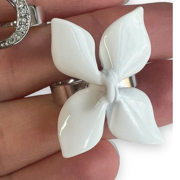 AUTH VTG Christian Dior Girly White Enamel Flower Cocktail Statement Ring - Picture 4 of 14